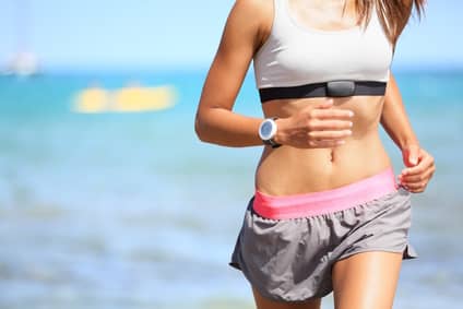 Femme courant avec une montre cardio GPS de running