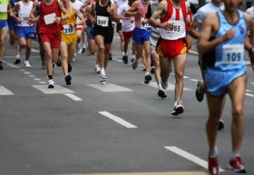Sportifs courant le marathon