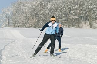 couple pratiquant le ski de fond