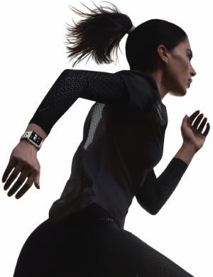 femme courant avec une montre connecte GPS Apple Watch 3