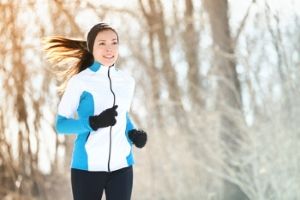 Femme portant une tenue pour courir dans le froid