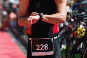 triatlte programmant sa montre triathlon