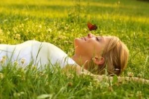 Femme allonge dans l'herbe se reposant