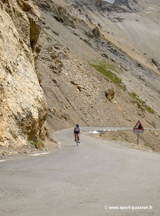 Cycliste arrivant au col