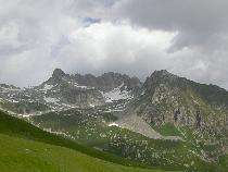 Vue sur les montagnes dans l'ascension du col de la Madeleine