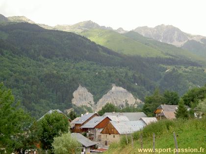 Le Planet - Demoiselles coiffes en arrire plan