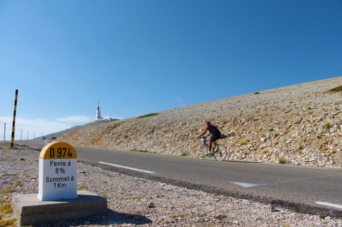 Cycliste roulant depuis Sault et sommet du Mont Ventoux en vue