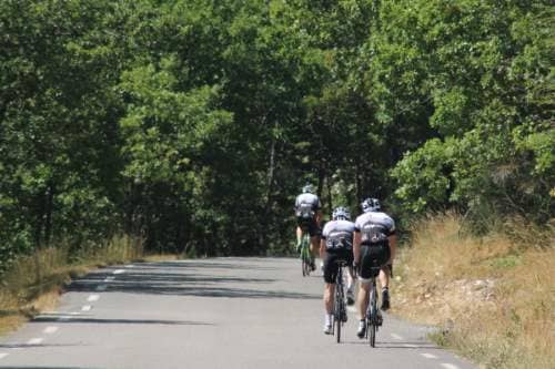 cyclistes sur la route au Ventouret