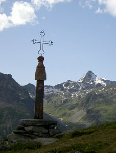 croix au sommet du col de la Croix de Fer