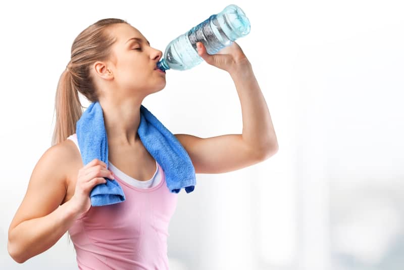 Женщина пьет воду после тренировки. Подросток пьет воду. Пить воду сидя. Блондинка пьет воду. Нельзя пить холодную воду