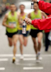 runners drinking isotonic drink