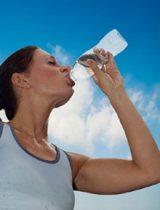 Femme buvant une bouteille d'eau