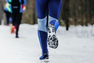 homme en collant de running et chaussures running de neige