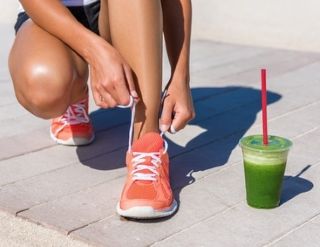 femme sportive végétarienne laçant chaussures running