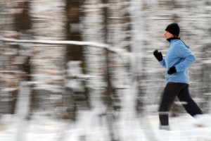 Homme qui coure en hiver