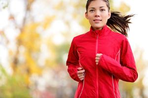 Femme en jogging rouge courant