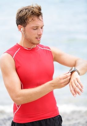 homme mesurant les calories dépensées au marathon avec une montre cardio
