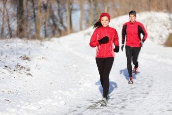 2 femmes en rouge faisant un footing en hiver dans la neige et le froid