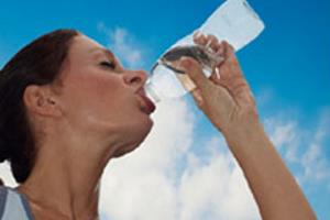 femme sportive buvant de l'eau