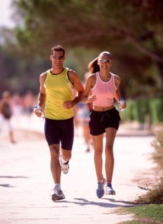 Homme et femme pratiquant une course d'endurance