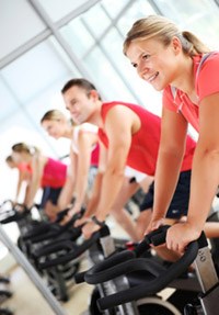 Sportifs pratiquant le spinning en salle de gym