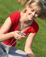 Femme coutant de la musique