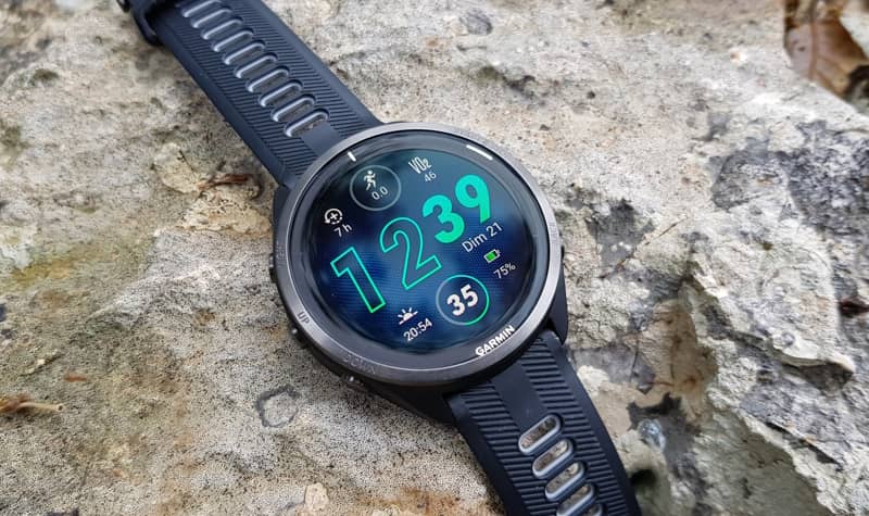 Ecran AMOLED et lunette titane 