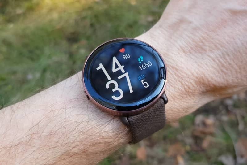 L'Ignite convient bien à toutes les tailles de poignets Montre sur un poignet fin