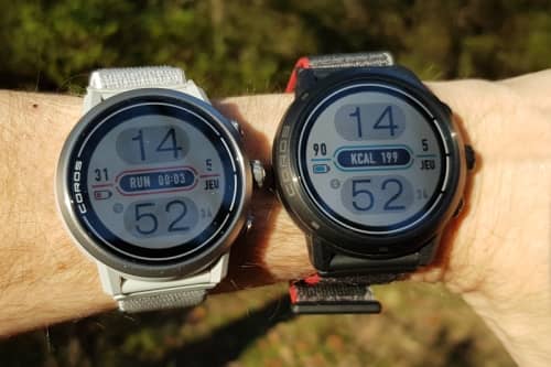 2 montres au poignet côte à côte