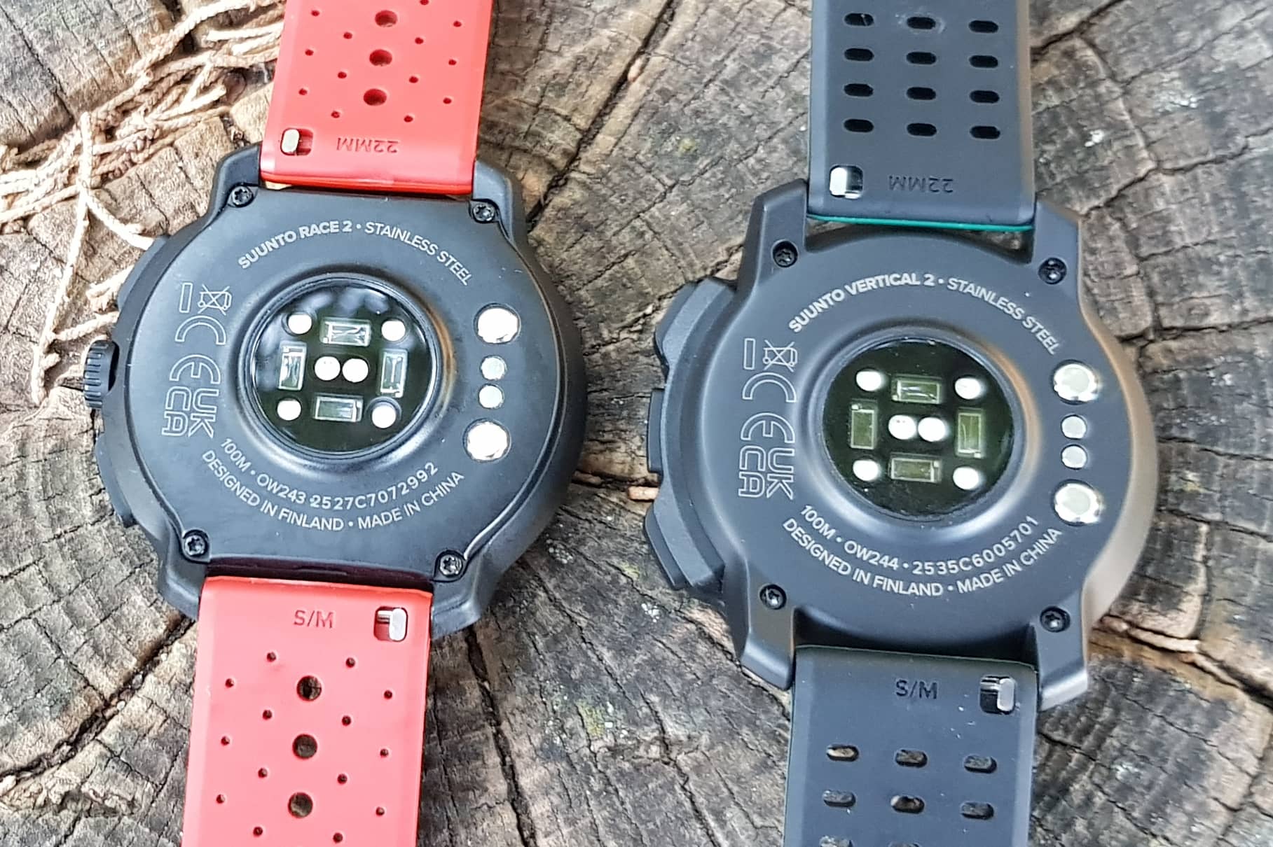 Les cornes de montre sont en plastique sur la Race 2 (à gauche) et en métal sur la Vertical 2 (à droite) // ***