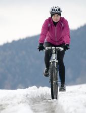 femme pratiquant vélo dans neige en hiver