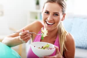 Women eating healthy foods