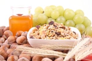 aliments glucidiques de charge glycémique variée: blé, raisin, miel, céréales