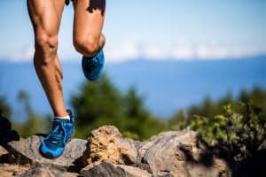 Meilleures montres GPS pour le trail et ultra-trail 2025 - Top 10 traileur portant montre GPS pour le trail