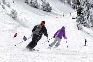skieurs et montre pour le ski